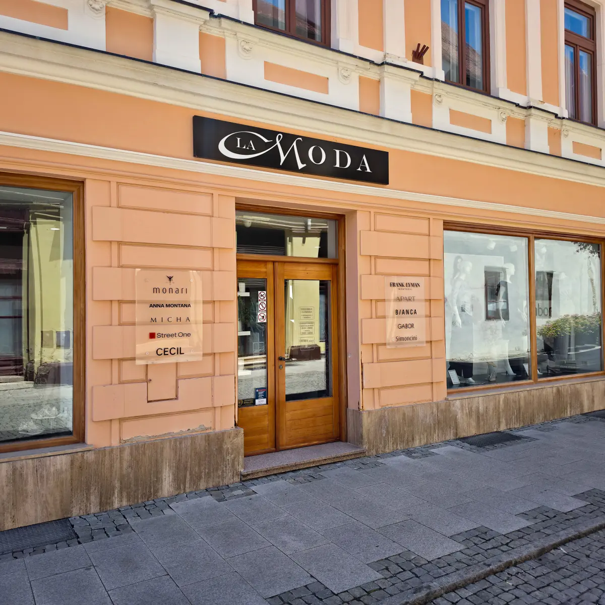 Ulaz u trgovinu La Moda u Varaždinu, s natpisom i popisom brendova uz vrata.